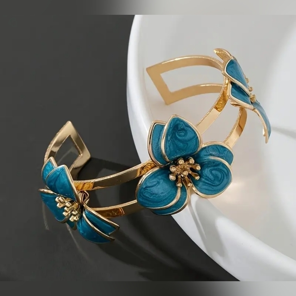 NEW! Elegant Blue Floral Bracelet NWT!
